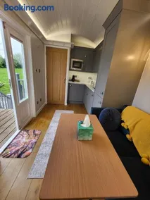 Cosy Hut Immersed in Nature with Private Hot Tub - Image 2