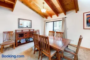 Spacious townhouse with shared hot tub & pool sleeps 6 - Image 4