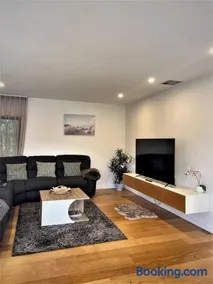 Unique 3 Bedroom House close to Merewether Beach - Image 4