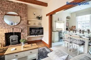 The Cottage in Chester, Sleeps 6 with FREE Parking - Image 2