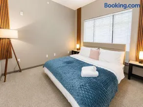 Downtown Tulsa Apartment Near Arts District Pool - Image 2