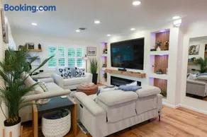 Welcome to the Vibe-3BR -10 Acre -King Bed, 85in TV, Fire Pit, & Modern Upgrades - Image 1
