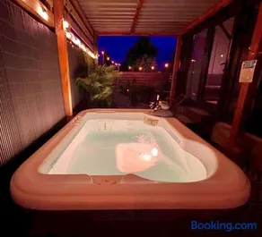 Charming Tiny House with Private Jacuzzi, Sauna and Garden & Free Parking between Amsterdam Haarlem and Schiphol Airport - Image 3