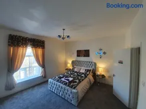 king Bed Premium luxury suite + Free Parking + Free Fast WiFi - Image 2