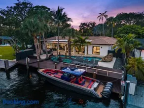 Mega-Yacht View Villa, Heated Pool, Dock - Image 1