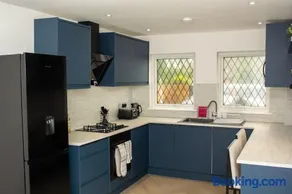 Hatfield Haven with Free Parking, 25min London and Fast Wi-Fi - Image 2
