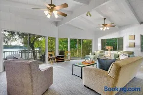The Shorewood Lakeside Oasis, Pet-Friendly Getaway - Image 2