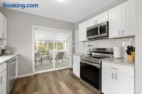 Stylish, Relaxing & Comfy 3 BDR Home - Image 3