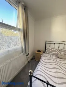 Large Double Room On Ground Floor with Free Parking, Workspace & Superfast WiFi - Image 2