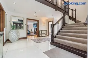 Bray - 6 Bedroom Detached Family House - Gated Parking for 6 cars, Sleeps 11, Bray, Maidenhead - Image 3