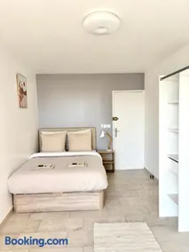 Comfortable and bright renovated 4-room apartment 5' downtown - Image 3