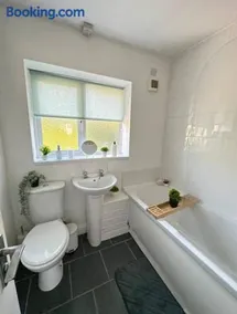 Comfy 1 BR Apartment - Sleeps 2 with Free Parking! - Image 2