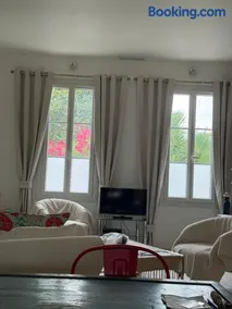 Charming House with Garden and Parking - Image 2