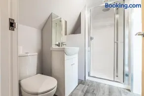 Beautiful new apartment with sheltered parking - Image 5
