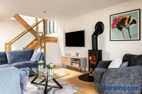Mirrors Edge - Hot Tub Spa & Dog-Friendly Stay - Image 3