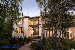 25-Bed, Amenity-Rich Estate in a Private Forest - Image 3