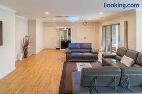 Modern Spacious 4BR Home by a 24Hour Cafe and IGA Ballarat - Image 3