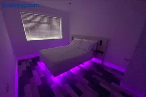Spacious 1-Bed Apartment - Sleeps 2 & Parking - Image 5