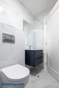 Central 2nd Floor Stylish 2-Bed Apartment - Image 3