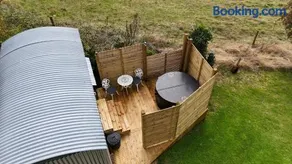 Shepherds hut with Hot Tub pet friendly - Image 3