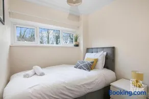Contractors 4 Bed with Parking - Image 4