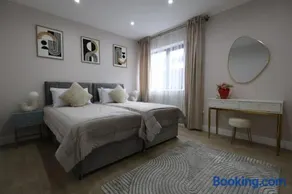 Luxury House for Families and Contractors, NamisSuites Serviced Apartment - Farnborough - Image 3