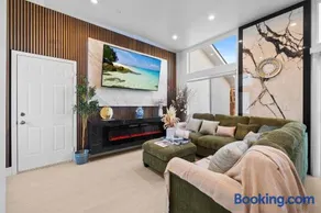 Entire Private House with 3 Bedrooms 2 Bathrooms, with Garage, Gated Yard, King Bed House, Available Now - Image 5