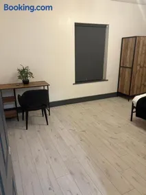 2 Bed Deluxe Apartment, City Centre, Allocated Parking, Fast WiFi - Image 1