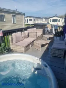 Luxury caravan and Tattershall lakes with private hot tub and WiFi - Image 4