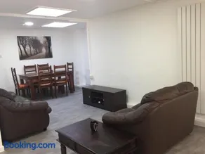 Sama's Stylish Apartment Room 1 - Image 2