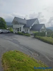 Gårdsidyll i flotte omgivelser - Image 3