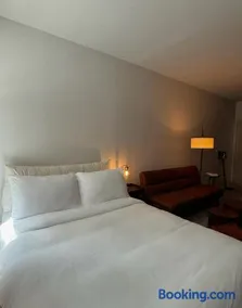 Elegant Suite at Marina-Venice Beach with Pool, Jacuzzi, GYM by Holisticā Retreats - Image 4