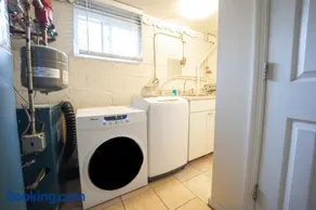 Bright 3bed basement with backyard & free parking - Image 3