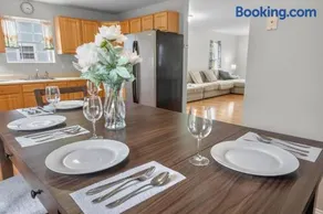 Near YALE - Beautiful Waterfront Townhouse in New Haven - Image 2