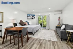 Recently Remodeled Ground Floor Studio Near Downtown Bend - Image 1