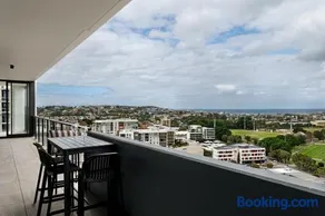 Elevated 3BR Stay - Views Amenities Parking - Image 4