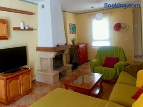 Chalet adosado con azotea andaluza y patio, junto a la playa - Image 3