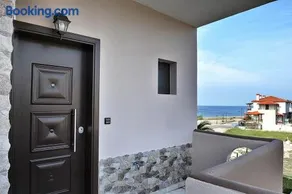 Palm Tree Apartments - Image 1