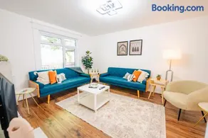 6 BR House with Free Parking, Garden & Fast WiFi - Image 2