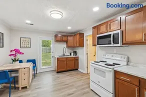 Elm Two Bedroom House in Historic Loveland - Image 3