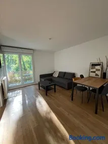 Quiet and Bright Apartment, Tram 2 Minutes Away - Image 2