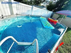 Modern cozy with pool and big backyard - Image 4