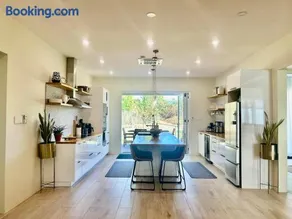 West Coast Modern Villa with Pool - Image 3