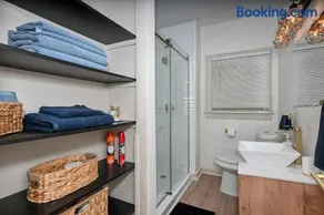 Cozy 2BR Lyndhurst Retreat - Image 2