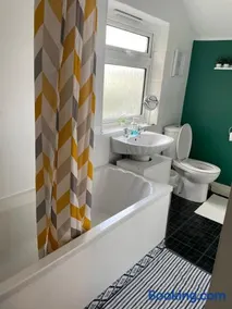 IVY GREEN HOUSE - STYLISH VALUE STAY, SLEEPS upto 7, LUXURY BEDS, CENTRAL, WIFI, NETFLIX, FREE PARKING - Image 2