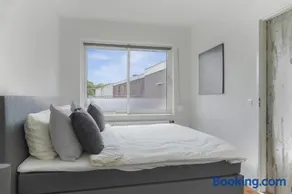 Group-Friendly Stay in Tilburg Walk to 013 - Image 2