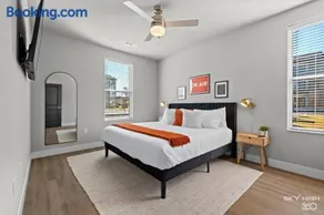 Music-Inspired, King Suites, Pool ,Gym & Workspace - Image 2