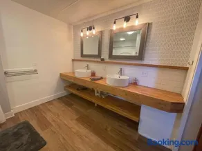 Relaxing 3 Bedroom Home near Downtown - Image 3