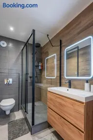 Suites Kerlarros Clim et Parking face Gare et Port - Image 1