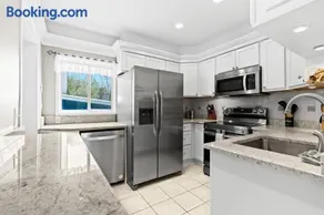 Royal Oak Blue Haven Modern 3 Bedroom with Game Room and Jetted Tub - Image 3